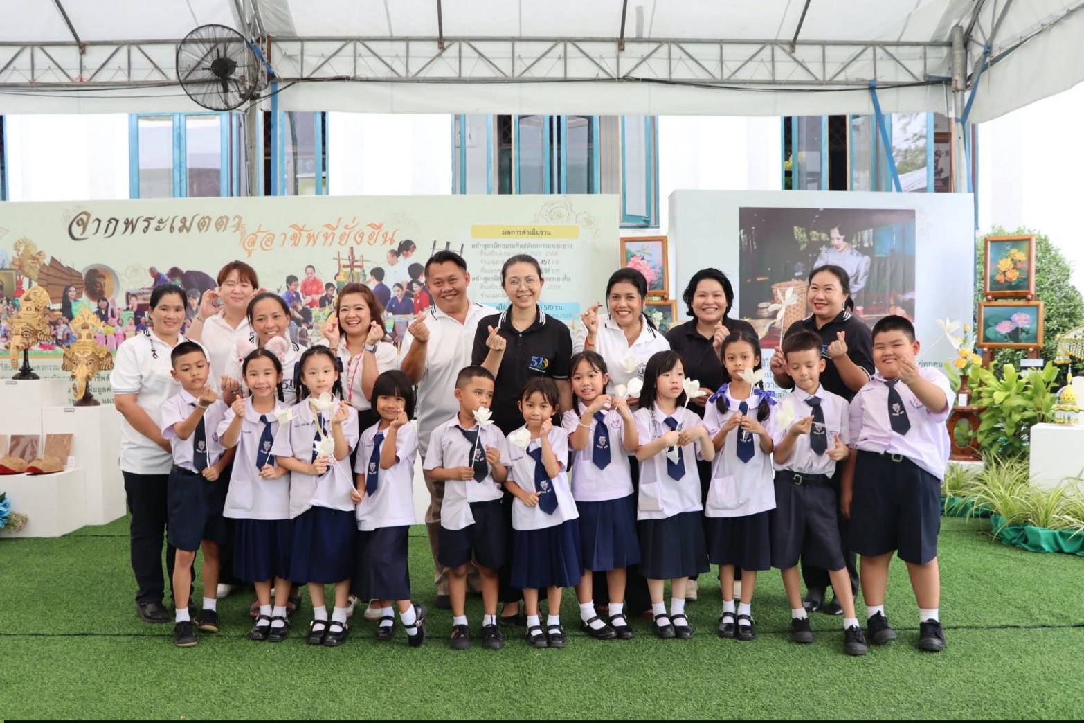 title - รัฐมนตรีว่าการกระทรวงเกษตรและสหกรณ์ พร้อมด้วยคณะผู้บริหาร ส.ป.ก. เข้าเยี่ยมชมโซนกิจกรรมฝึกอาชีพ Workshop งานศิลปหัตถกรรม (ศพส.) กิจกรรมจัดขึ้นภายใต้งาน วันคล้ายวันสถาปนาครบรอบ 51 ปี ส.ป.ก. ณ สำนักงานการปฏิรูปที่ดินเพื่อเกษตรกรรม